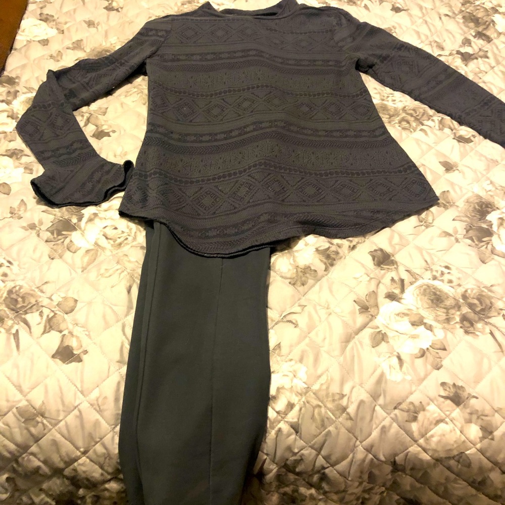 Loft petite shirt Small Mock Turtleneck with flare sleeves really cute fit.